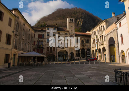 Vittorio Veneto, Italie - 11 février 2018. Bâtiments dans Piazza Flaminio dans la ville historique de Vittorio Veneto dans la région de la Vénétie du nord-est de l'I Banque D'Images