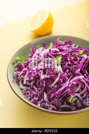 Salade de chou rouge nutritif servi dans un bol avec du citron les salaires. Banque D'Images