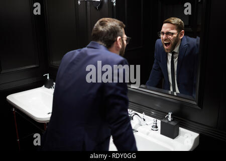 Screaming in front of mirror Banque D'Images