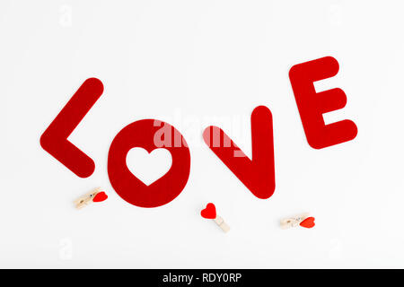 Le mot amour avec un chiffon blanc. Le jour de la Saint-Valentin. Banque D'Images