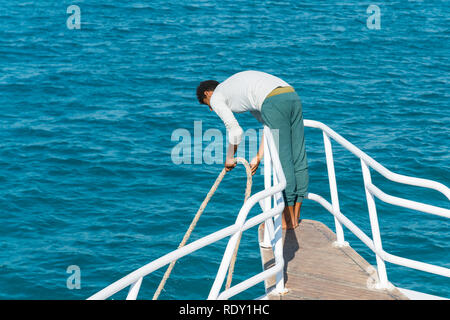 Hurghada, Egypte. 19 novembre 2018 Hurghada, Egypte. Le mec soulève l'ancre sur le bateau Banque D'Images