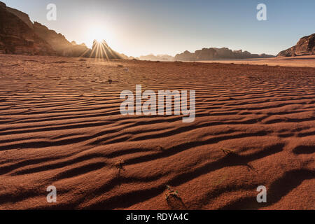 Paysage désertique, le désert de Wadi Rum en Jordanie au lever du soleil Banque D'Images