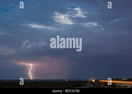 À partir de la foudre orage lointain sur le bassin de Tularosa au Nouveau Mexique Banque D'Images