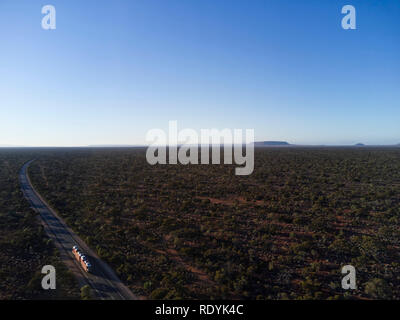 Road train aérien sur la Stuart Highway montrant le vaste horizon de l'Australian bush juste en dehors de l'Australie du Sud Port Augusta Banque D'Images