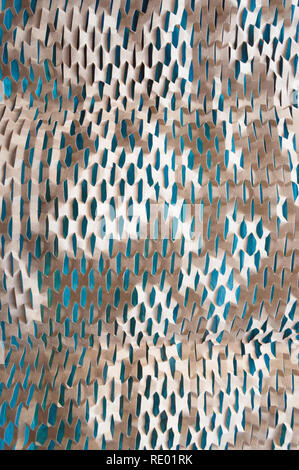 Texture unique de l'éco du papier craft sur fond de bois bleu net Banque D'Images