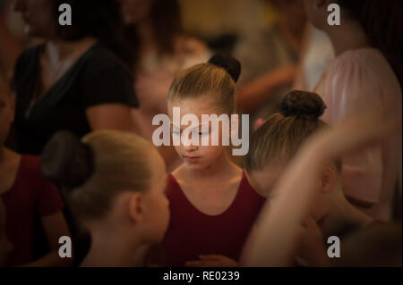 Belle petite fille chez les élèves de l'école de ballet russe en répétition avant le spectacle backstage Banque D'Images