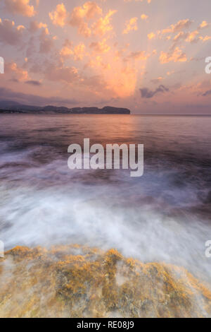 Lever du soleil au Cap Blanc à Moraira, avec cap d'ou la vue, Teulada Moraira, Alicante, Costa Blanca, Communauté Valencienne, Espagne, Europe. Banque D'Images