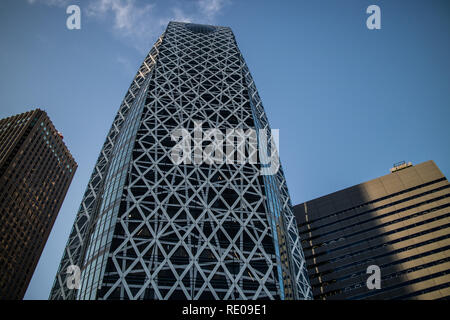 Tokyo, Japon - 17/2/2017 : Looking up le Mode Gakuen Cocoon Tower à Shinjuku, Tokyo Banque D'Images