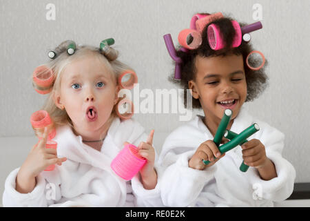 L'amitié internationale de différentes nationalités. Les filles les amis de différentes couleur de peau et la religion sont meilleurs amis. Banque D'Images