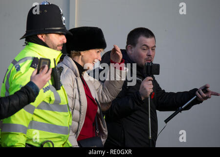 Le député conservateur Anna Soubry ayant besoin d'une escorte de police comme il est harangué par les manifestants de droite portant des tabards HiViz devant les maisons du Parlement, Westminster. Avec : Anna Soubry MP Où : London, Royaume-Uni Quand : 19 Déc 2018 Crédit : Wheatley/WENN Banque D'Images