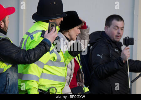 Le député conservateur Anna Soubry ayant besoin d'une escorte de police comme il est harangué par les manifestants de droite portant des tabards HiViz devant les maisons du Parlement, Westminster. Avec : Anna Soubry MP Où : London, Royaume-Uni Quand : 19 Déc 2018 Crédit : Wheatley/WENN Banque D'Images