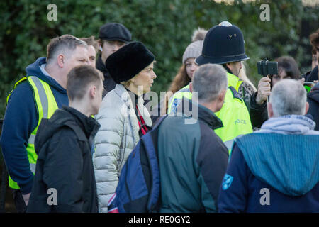 Le député conservateur Anna Soubry ayant besoin d'une escorte de police comme il est harangué par les manifestants de droite portant des tabards HiViz devant les maisons du Parlement, Westminster. Avec : Anna Soubry MP Où : London, Royaume-Uni Quand : 19 Déc 2018 Crédit : Wheatley/WENN Banque D'Images