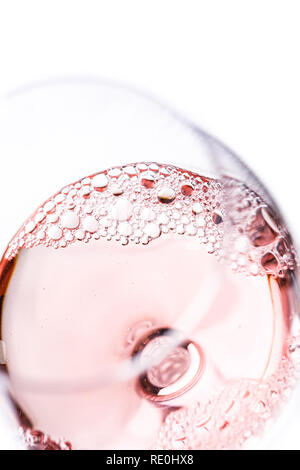 Vin rose en verre isolé sur fond blanc - couleur de l'année 2019, 16-1546 Banque D'Images