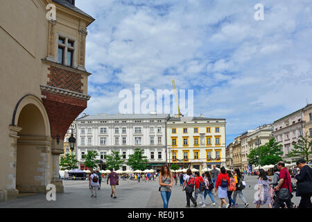 Cracovie, Pologne - 8 juillet 2018. Les touristes à pied autour de la place Rynek Glowny historique dans la vieille ville de Cracovie Banque D'Images