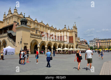 Cracovie, Pologne - 8 juillet 2018. Les touristes à pied autour de la place Rynek Glowny historique dans la vieille ville de Cracovie Banque D'Images