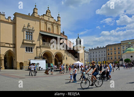 Cracovie, Pologne - 8 juillet 2018. Les touristes à pied autour de la place Rynek Glowny historique dans la vieille ville de Cracovie Banque D'Images