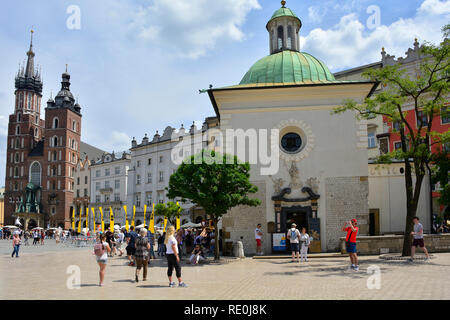 Cracovie, Pologne - 8 juillet 2018. Les touristes à pied autour de la place Rynek Glowny historique dans la vieille ville de Cracovie Banque D'Images