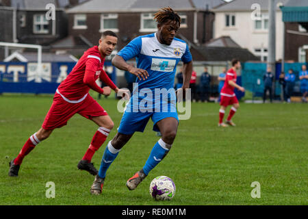 Port Talbot Town's Jandir Zola en action contre les rivaux dans Llansawel Briton Ferry LMF1 à Victoria Road. Lewis Mitchell/PTT. Banque D'Images