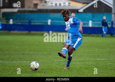 Port Talbot Town's Jandir Zola en action contre les rivaux dans Llansawel Briton Ferry LMF1 à Victoria Road. Lewis Mitchell/PTT. Banque D'Images