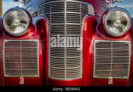 Un closeup détail vue sur une voiture classique avant. Banque D'Images