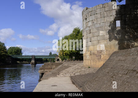 Les vestiges d'une tour ronde (murs de l'abbaye de St Mary) qui donnent sur le ruisseau de l'Ouse jusqu'au pont de Scarborough, York, North Yorkshire, Royaume-Uni. Banque D'Images