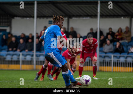 Port Talbot Town's Jandir Zola note une sanction contre les rivaux dans Llansawel Briton Ferry LMF1 à Victoria Road. Lewis Mitchell/PTT. Banque D'Images