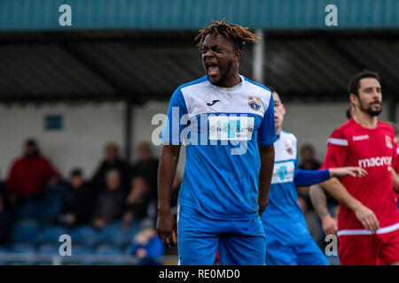 Port Talbot Town's Jandir Zola note une sanction contre les rivaux dans Llansawel Briton Ferry LMF1 à Victoria Road. Lewis Mitchell/PTT. Banque D'Images