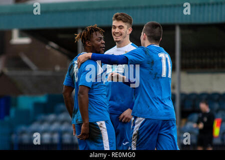 Port Talbot Town's Jandir Zola note une sanction contre les rivaux dans Llansawel Briton Ferry LMF1 à Victoria Road. Lewis Mitchell/PTT. Banque D'Images