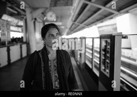 Femme indienne à la gare de penser en noir et blanc Banque D'Images