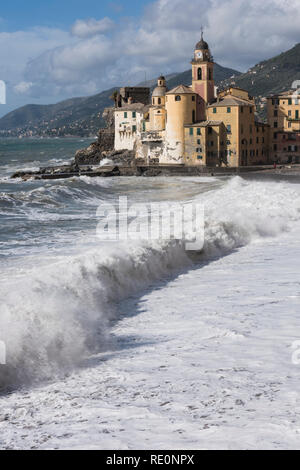 L'état de la mer sur la plage de Camogli octobre 2018, ligurie, italie Banque D'Images