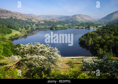 Grasmere au printemps vu de Loughrigg Terrasse, Parc National de Lake District, Cumbria, England, UK Banque D'Images