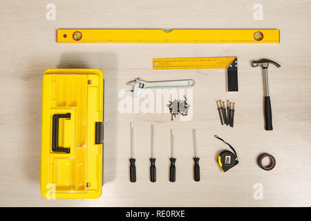 Boîte à outils composée d'instruments dans l'ordre sur la table en bois, vue du dessus Banque D'Images