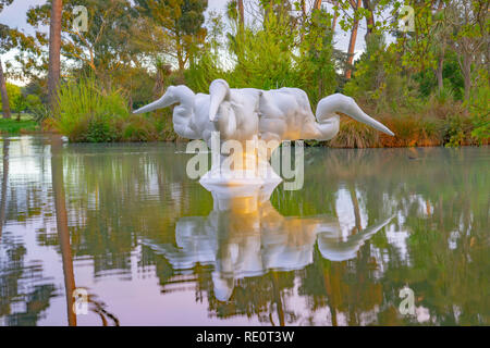 CHRISTCHURCH, Nouvelle-zélande - 10 octobre 2018 Kotuku, fibre de verre blanc sculpture de trois chefs d'héron blanc dans les jardins botaniques de Christchurch par Carolin Banque D'Images