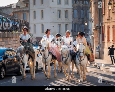 Les femmes sein en costumes traditionnels de l'équitation au cours de festival à Arles, France Banque D'Images