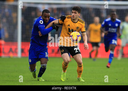 Leicester City's Ricardo Pereira (à gauche) et Wolverhampton Wanderers' Ruben Vinagre bataille pour la balle au cours de la Premier League match à Molineux, Wolverhampton. Banque D'Images