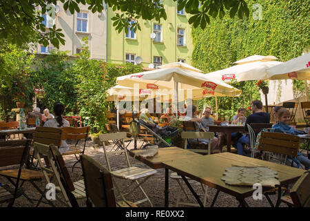 Cracovie, Pologne - 13 juillet 2018. Les clients prendre un verre dans un bar de plein air populaires dans le quartier de Kazimierz de Cracovie Banque D'Images