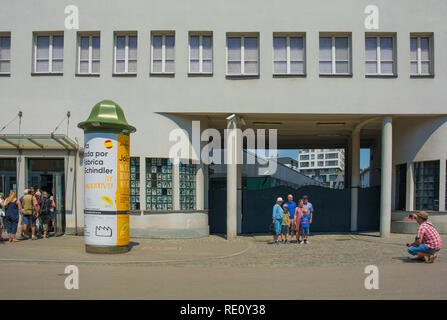 Cracovie, Pologne - 10 juillet 2018. Les visiteurs posent pour des photos à l'extérieur de l'usine Schindler à Cracovie Banque D'Images