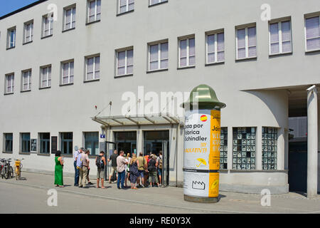 Cracovie, Pologne - 10 juillet 2018. Visiteurs en file d'attente pour entrer dans l'usine Schindler à Cracovie Banque D'Images