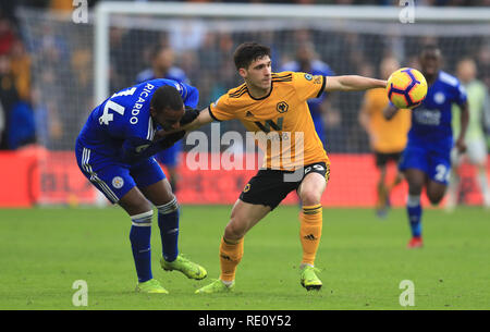 Leicester City's Ricardo Pereira (à gauche) et Wolverhampton Wanderers' Ruben Vinagre bataille pour la balle au cours de la Premier League match à Molineux, Wolverhampton. Banque D'Images
