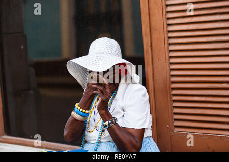 En costume national cubain charismatique avec des cigares sur Havana street Banque D'Images