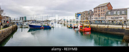 Bateaux amarrés au Barbican de Plymouth, Devon sur journée calme à marée haute. Banque D'Images
