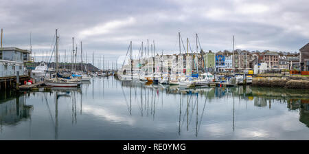 Vue d'ensemble des bateaux amarrés au port en direction de Sutton le Barbican de Plymouth, Devon. Banque D'Images