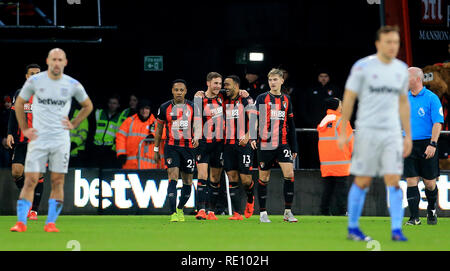 Bournemouth Callum Wilson (deuxième à droite) célèbre marquant son but premier du côté du jeu au cours de la Premier League match au stade de vitalité, de Bournemouth. Banque D'Images