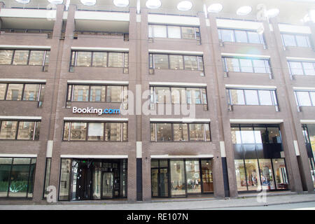 Amsterdam, Pays-Bas, le 13 octobre 2018 : façade d'un des bureaux de l'entreprise com réservation à la lumière du jour. Banque D'Images