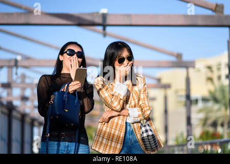 Les filles à la mode rire dans la rue libre Banque D'Images