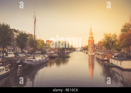 Vue type de remblai canal dans le centre historique de la ville, Amsterdam, Pays-Bas Banque D'Images