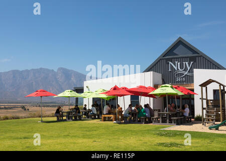 Nuy Restaurant sur la Colline et Winery entre Worcester et Robertson, Breede River Valley, Western Cape Winelands, Afrique du Sud. Personnes dînant, Lange Banque D'Images