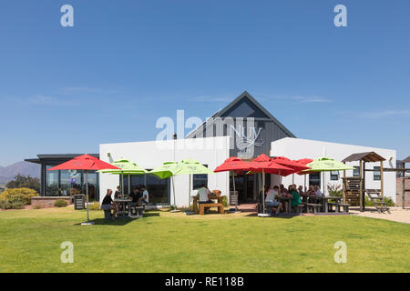 Nuy Restaurant sur la Colline et Winery entre Worcester et Robertson, Breede River Valley, Western Cape Winelands, Afrique du Sud.personnes dînant sous u Banque D'Images