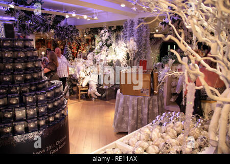 Même pendant la saison estivale des clients potentiels à la recherche autour de l'X-mas ministère chez Harrods à Londres, Royaume-Uni Banque D'Images