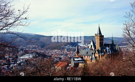 Panorama de Wernigerode et du château de Wernigerode en Saxe-Anhalt, Allemagne. La ville pittoresque dans les montagnes du Harz en hiver. Banque D'Images